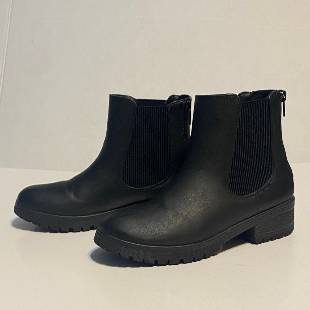 Maurices Black Ankle Booties. Double zippers in back. Elastic stretch on sides.